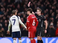 Ospravedlnenie Xaviho Simonsa z Tottenhamu po zákroku Virgila van Dijka s červenou kartou Xavi Simons