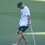 Na obrázku je Nathan Lyon, ktorý oslavuje víťazstvo v sérii na ihrisku Adelaide Oval po zranení stehennej šľachy, ktoré ho udrží mimo Boxing Day Test.