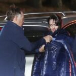 Bill Belichick po sobotňajšom zápase zakryl svoju mladú priateľku kabátom