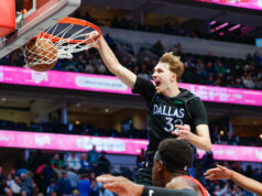 Otec Dylana Harpera Ron Harper podniká ostré vykopávky na ROTY Momentum Coopera Flagga uprostred Rockyho začiatku sezóny Mavericks logo pochodového šialenstva