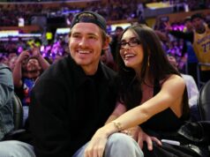 (POZNÁME) Gf Madison Beer Justina Herberta videný tráviť voľno na farme zvierat Chargers QB v Oregone logo pochodového šialenstva