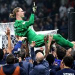 Matvey Safonov z Paríža Saint-Germain je vyhadzovaný do vzduchu svojimi spoluhráčmi - ale nie všetci