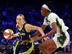 Paige Bueckers omráči samú seba hádzaním 6-stopového Dominique Malonga ako spoluhráča Breeze Bezkonkurenčne Príbeh Paige Bueckersovej na Instagrame v sobotu (Credits: IG/@paigebueckers)