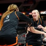 Paige Bueckers vtipne kontroluje výšku Angela Reese vo výške 6 stôp s veselým vysvetlením