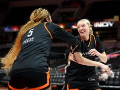 Paige Bueckers vtipne kontroluje výšku Angela Reese vo výške 6 stôp s veselým vysvetlením Paige Bueckers vtipne kontroluje výšku Angela Reese vo výške 6 stôp s veselým vysvetlením