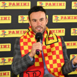 Landon Donovan hovorí počas odhalenia obalu albumu Panini America FIFA World Cup 2026 na štadióne Met Life. (Foto: Dave Kotinsky/Getty Images pre Panini America)