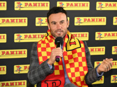 Paniniho album s nálepkami z Majstrovstiev sveta dáva futbalovým fanúšikom, vrátane Landona Donovana, cenu, ktorú môžu zbierať Landon Donovan hovorí počas odhalenia obalu albumu Panini America FIFA World Cup 2026 na štadióne Met Life. (Foto: Dave Kotinsky/Getty Images pre Panini America)