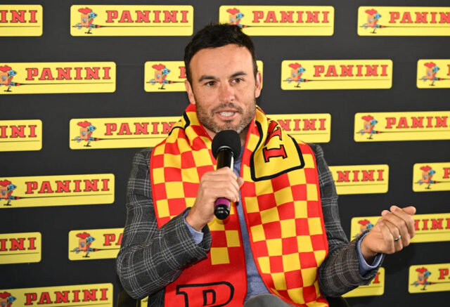 Paniniho album s nálepkami z Majstrovstiev sveta dáva futbalovým fanúšikom, Landon Donovan hovorí počas odhalenia obalu albumu Panini America FIFA World Cup 2026 na štadióne Met Life. (Foto: Dave Kotinsky/Getty Images pre Panini America)