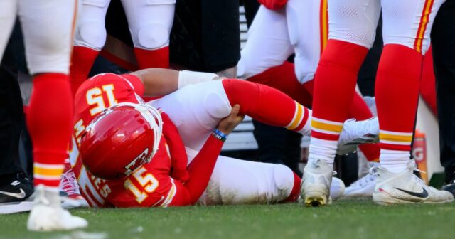 Patrick Mahomes utrpel zranenie kolena v zápase Chiefs proti Chargers Patrick Mahomes utrpel zranenie kolena v zápase Chiefs proti Chargers | Správy o americkom futbale
