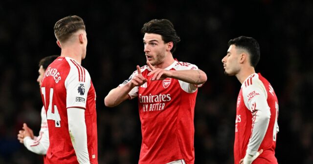 Declan Rice z Arsenalu hovorí so spoluhráčom Viktorom Gyoekeresom počas zápasu Premier League medzi Arsenalom a Wolverhampton Wanderers na Emirates Stadium 13. decembra 2025 v Londýne v Anglicku.