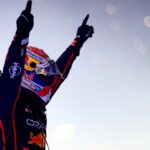 Max Verstappen oslavuje s oboma rukami vo vzduchu po víťazstve na Veľkej cene Kataru