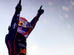 Permutácie majstrovstiev sveta F1 ako cesta Maxa Verstappena k sláve v Abú Zabí Max Verstappen oslavuje s oboma rukami vo vzduchu po víťazstve na Veľkej cene Kataru