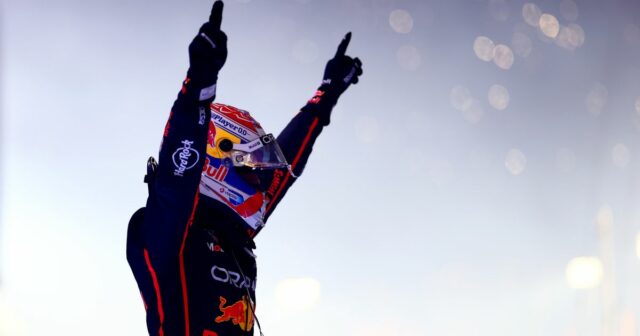 Max Verstappen oslavuje s oboma rukami vo vzduchu po víťazstve na Veľkej cene Kataru