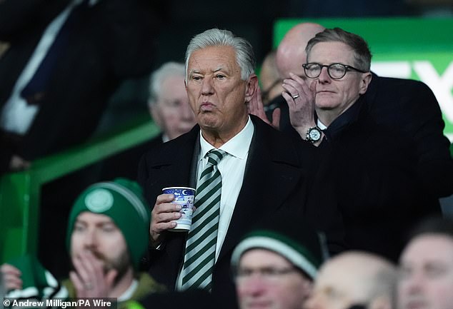Peter Lawwell opúšťa Celtic s úlovkom domáceho striebra, ktorému sa Peter Lawwell opúšťa Celtic finančne stabilný, no počas obdobia veľkých turbulencií na ihrisku