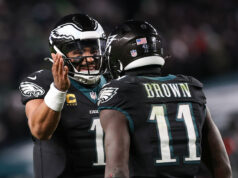 Philadelphia Eagles vs. Los Angeles Chargers predpokladaná štartovacia zostava a hĺbkový graf na týždeň 14 MNF logo pochodového šialenstva