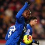 Antoine Semenyo z Bournemouthu oslavuje po strelení gólu na 3:1 počas zápasu Premier League medzi Brentfordom a Bournemouthom.