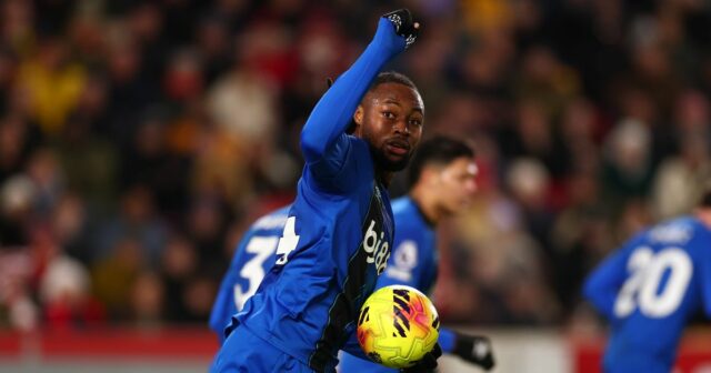 Antoine Semenyo z Bournemouthu oslavuje po strelení gólu na 3:1 počas zápasu Premier League medzi Brentfordom a Bournemouthom.