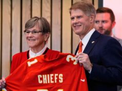 Plán premiestnenia náčelníkov čerpá pokarhanie od kongresmana Dem Plán premiestnenia náčelníkov čerpá pokarhanie od kongresmana Dem