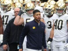 Playoff univerzitného futbalu vynechávajúc Notre Dame zaraďuje legendárny QB Playoff univerzitného futbalu vynechávajúc Notre Dame zaraďuje legendárny QB