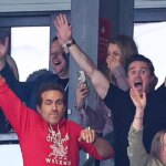 Rob Mac a Ryan Reynolds reagujú, keď si Wrexham zabezpečil postup na šampionát