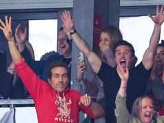 Po predstavení Ryana Reynoldsa a Roba Maca sa objavilo ohromujúce nové ocenenie Wrexhamu Rob Mac a Ryan Reynolds reagujú, keď si Wrexham zabezpečil postup na šampionát