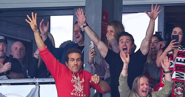 Po predstavení Ryana Reynoldsa a Roba Maca sa objavilo ohromujúce Rob Mac a Ryan Reynolds reagujú, keď si Wrexham zabezpečil postup na šampionát