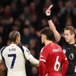 Xavi Simons dostal červenú kartu za nebezpečný faul na Virgila van Dijka po zákroku VAR