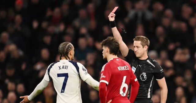 Xavi Simons dostal červenú kartu za nebezpečný faul na Virgila van Dijka po zákroku VAR