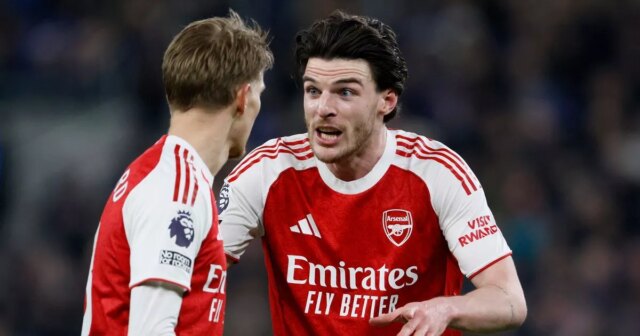 Martin Odegaard z Arsenalu a Declan Rice z Arsenalu na ihrisku počas zápasu Premier League medzi Evertonom a Arsenalom