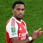 Jurrien Timber tlieska fanúšikom po víťazstve vo štvrťfinále Carabao Cupu medzi Arsenalom a Crystal Palace na Emirates Stadium.