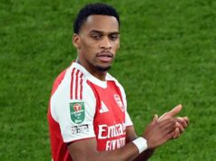 Pocity Jurriena Timbera sú jasné po zranení Arsenalu a aktualizácii Mikela Artetu Jurrien Timber tlieska fanúšikom po víťazstve vo štvrťfinále Carabao Cupu medzi Arsenalom a Crystal Palace na Emirates Stadium.