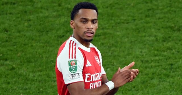 Jurrien Timber tlieska fanúšikom po víťazstve vo štvrťfinále Carabao Cupu medzi Arsenalom a Crystal Palace na Emirates Stadium. 