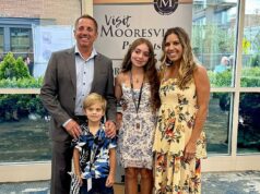 Pocty Gregovi Biffleovi sa hrnú, keď legenda a rodina NASCAR zahynú pri havárii súkromného lietadla: „Život je vzácny“ Pocty ikone NASCAR Gregovi Biffleovi a jeho rodine zaplavili po tom, čo boli zabití pri ničivej havárii súkromného lietadla.