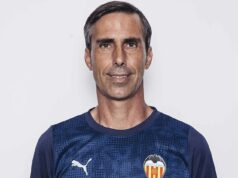 Pocty vzdané po tom, čo sa topili španielsky futbalový manažér a tri z jeho detí, ktoré sa utopili na turistickej lodi, ktorá sa utopila Fernando Martin (44), ktorý trénuje ženský B tím vo Valencii, a jeho tri deti sú potopení turistickej lode na rozbúrenom mori pri Indonézii.