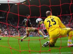 Podivná nehoda Liverpoolu s plážovou loptou proti Sunderlandu, pri ktorej zostal Jamie Carragher bez slov Darren Bent zo Sunderlandu počas zápasu Barclays Premier League medzi Sunderlandom a Liverpoolom sleduje, ako jeho strela smeruje medzi Glena Johnsona a Pepeho Reinu z Liverpoolu a do bránky.