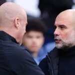 Josep 'Pep' Guardiola, manažér Manchestru City, víta Seana Dycheho, manažéra Evertonu, počas zápasu Premier League medzi Manchester City FC a Everton FC na Etihad Stadium 26. decembra 2024 v Manchestri v Anglicku.