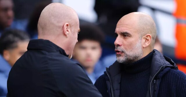 Josep 'Pep' Guardiola, manažér Manchestru City, víta Seana Dycheho, manažéra Evertonu, počas zápasu Premier League medzi Manchester City FC a Everton FC na Etihad Stadium 26. decembra 2024 v Manchestri v Anglicku.