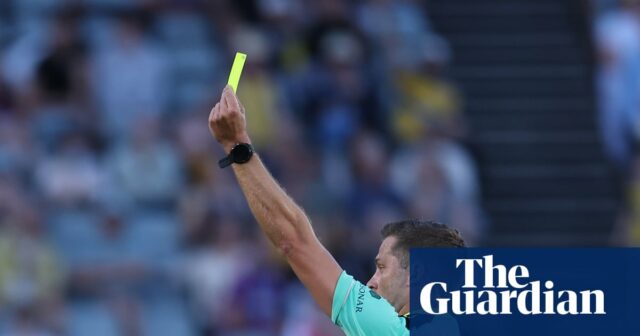 Polícia vstúpila do zápasu Roar vs Mariners po polčasovej zrážke v zápase A-League Men | Muži A-League
