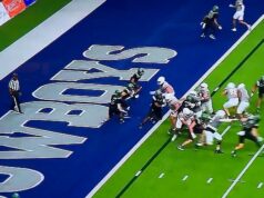 Ponižujúci moment vysokoškolskej futbalovej hviezdy rieši svojho VLASTNÉHO spoluhráča v katastrofe v hre bowl UNLV Rebels utrpeli ponižujúcu chybu po tom, čo sa Matt Brynes (85) zrazil so spoluhráčom