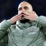 Enzo Maresca gestikuluje fanúšikom Chelsea.