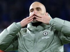 Postoj Chelsea Enzo Maresca, chvála Pepa Guardiolu a užší výber manažérov Man City Enzo Maresca gestikuluje fanúšikom Chelsea.