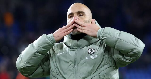 Postoj Chelsea Enzo Maresca, chvála Pepa Guardiolu a užší výber Enzo Maresca gestikuluje fanúšikom Chelsea.
