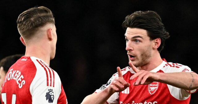 Postoj Declana Ricea ku kapitánovi Arsenalu ako prosba Tonyho Adamsa Declan Rice z Arsenalu sa rozpráva so spoluhráčom Viktorom Gyoekeresom počas zápasu Premier League medzi Arsenalom a Wolverhampton Wanderers na Emirates Stadium