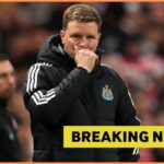 Eddie Howe z Newcastlu United sa na to pozerá
