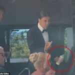 Sam Kerr je zobrazená, ako drží detskú fľašu pre svojho synčeka Jaggera, keď sa pripravuje na silvestrovský odchod na svadobný obrad.