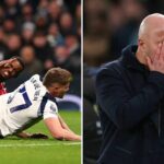 Ryan Gravenberch, Alexis Mac Allister, Dominik Szoboszlai a Federico Chiesa z Liverpoolu kontrolujú tímového kolegu Alexandra Isaka, keď ho ošetruje...