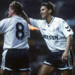 Paul Gascoigne z Tottenhamu gratuluje Gary Lineker po strelení jedného zo svojich štyroch gólov.