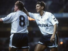 Povedali mi, aby som upustil od Man Utd, aby som sa pripojil k Tottenhamu – prial by som si, aby som sa neotočil Paul Gascoigne z Tottenhamu gratuluje Gary Lineker po strelení jedného zo svojich štyroch gólov.