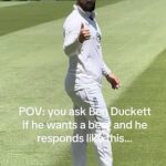 Keď lopta zhasla, obrátil sa k fanúšikom v MCG a zdvihol im palec po otázke „chcete pivo?“.