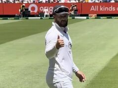 Pozrite si drzú reakciu Bena Ducketta, keď sa fanúšik spýta, či chce pivo po jeho opitej kontroverzii Ashes Keď lopta zhasla, obrátil sa k fanúšikom v MCG a zdvihol im palec po otázke „chcete pivo?“.